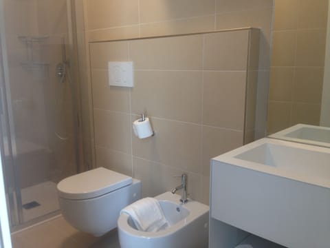 Shower, free toiletries, hair dryer, bidet