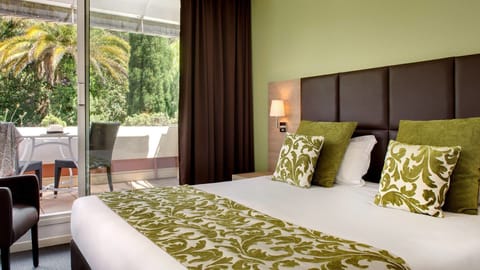 Superior Room, 1 King Bed | Premium bedding, minibar, in-room safe, iron/ironing board