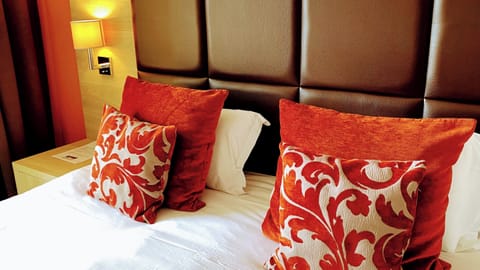 Superior Room, 1 King Bed | Premium bedding, minibar, in-room safe, iron/ironing board