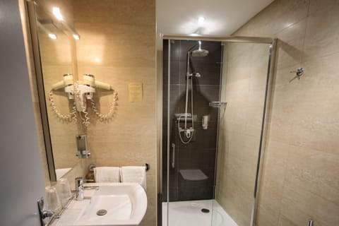 Comfort Double Room, Sea View | Bathroom | Combined shower/tub, free toiletries, hair dryer, towels