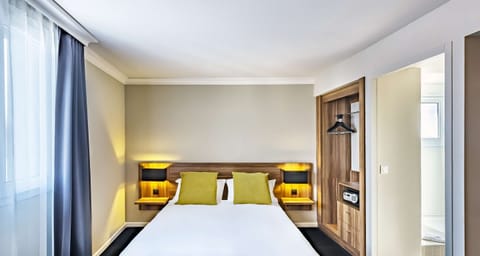 Standard Room, 1 Queen Bed, Non Smoking (Shower Only) | Minibar, in-room safe, desk, soundproofing