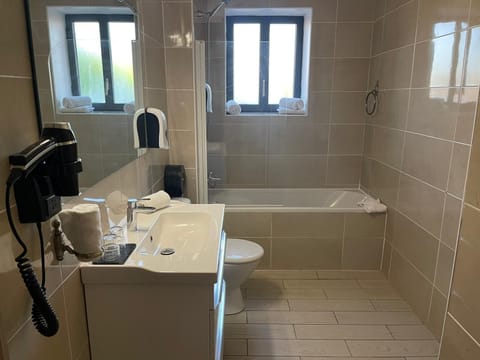 Standard Triple Room | Bathroom | Hair dryer, towels