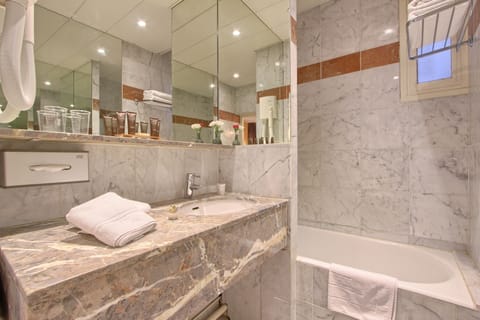 Deluxe Double Room | Bathroom | Free toiletries, hair dryer, towels, soap