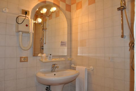 Single Room | Bathroom | Free toiletries, hair dryer, bidet, towels