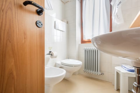 Classic Double Room | Bathroom | Shower, free toiletries, hair dryer, bidet