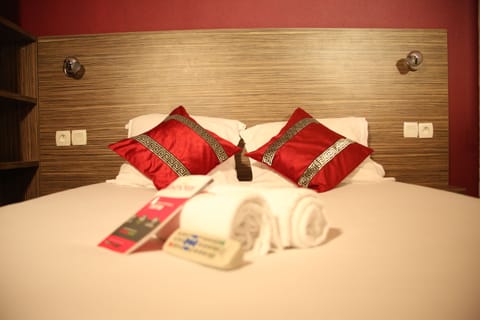 Simple Room | Individually furnished, desk, soundproofing, iron/ironing board