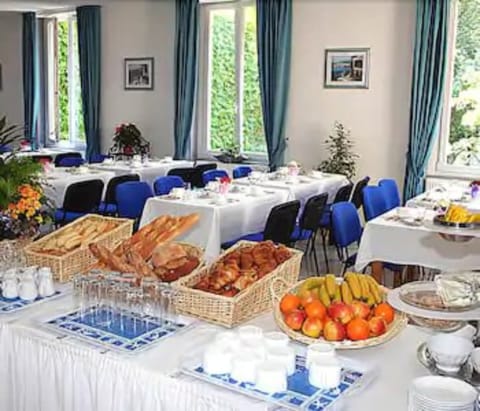 Daily continental breakfast (EUR 7.50 per person)