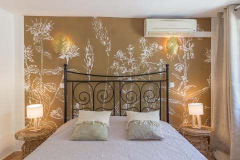 Junior Suite, Garden View | Premium bedding, in-room safe, individually decorated, desk