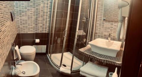 Double Room Sea View | Bathroom | Shower, free toiletries, hair dryer, bidet