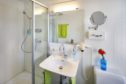 Economy Double Room | Bathroom | Shower, hair dryer, towels, soap
