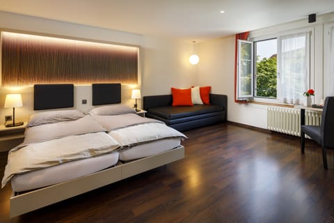 Comfort Room | Premium bedding, in-room safe, desk, laptop workspace