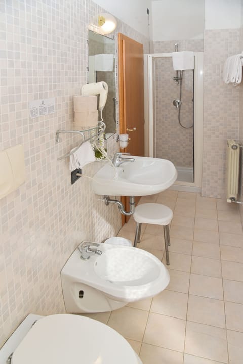 Comfort Double or Twin Room | Bathroom | Shower, free toiletries, hair dryer, towels