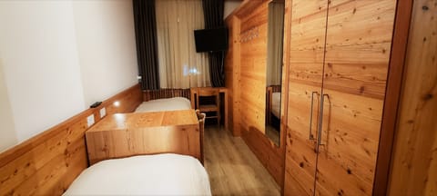 Quadruple Room | In-room safe, desk, free WiFi, bed sheets