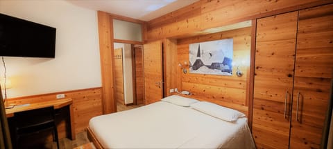 Quadruple Room | In-room safe, desk, free WiFi, bed sheets