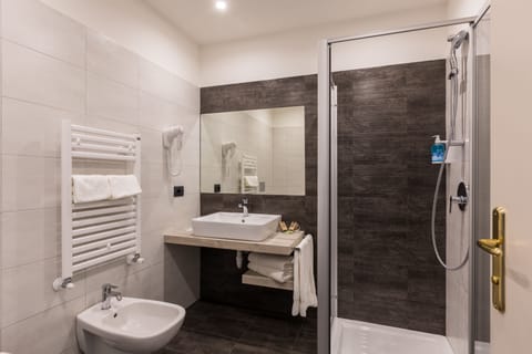 Superior Double or Twin Room, Balcony | Bathroom | Shower, hair dryer, bidet, towels
