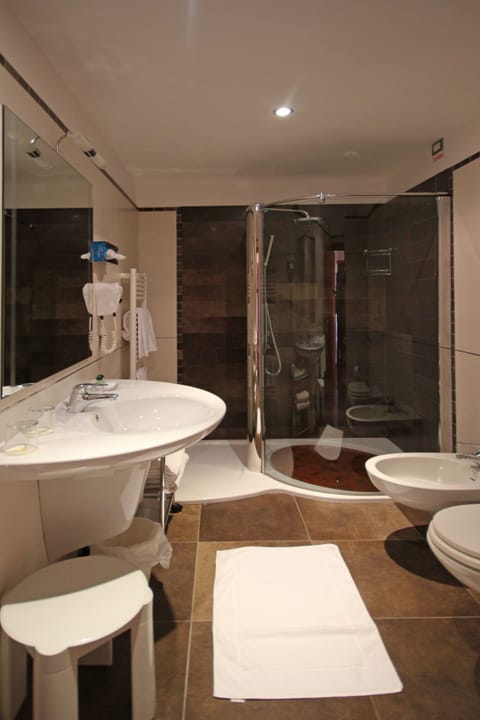 Junior Suite | Bathroom | Hair dryer, towels