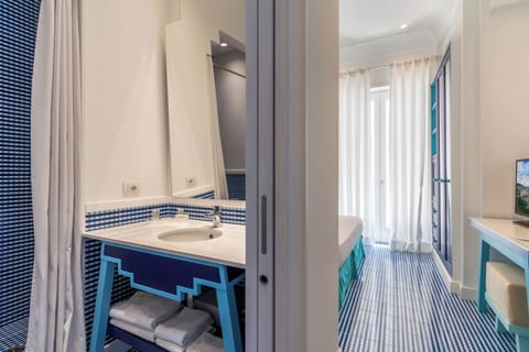 Design Double Room | Bathroom | Shower, hair dryer, bidet, towels