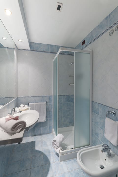 Superior Double Room | Bathroom | Combined shower/tub, hair dryer, bidet, towels