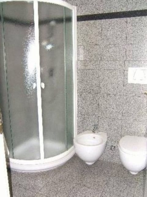 Combined shower/tub, free toiletries, hair dryer, bidet