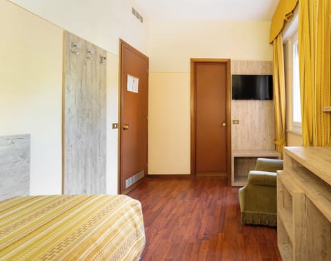 Comfort Single Room, 1 Twin Bed, Non Smoking, Garden View | In-room safe, individually furnished, desk, blackout drapes