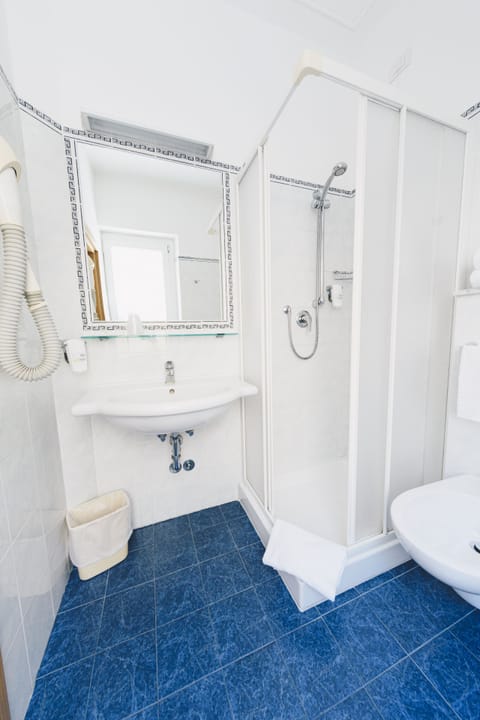 Triple Room | Bathroom | Shower, free toiletries, hair dryer, bidet