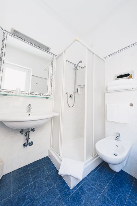 Comfort Double Room | Bathroom | Shower, free toiletries, hair dryer, bidet