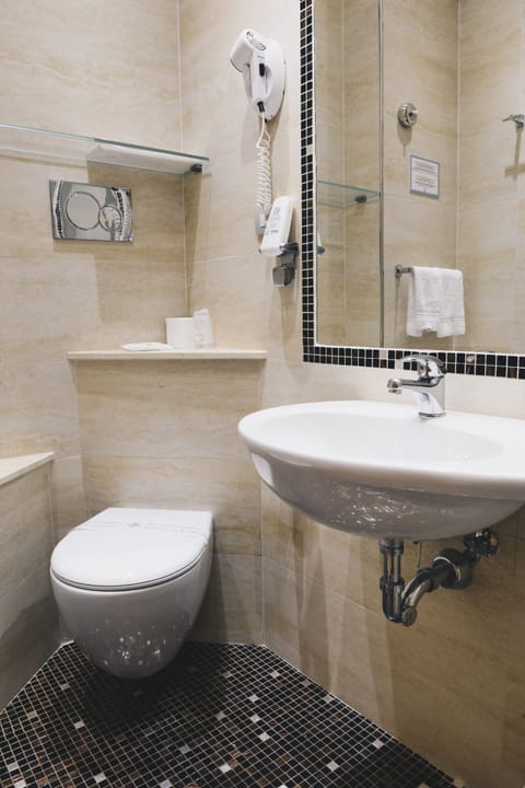 Comfort Double Room | Bathroom | Shower, free toiletries, hair dryer, bidet