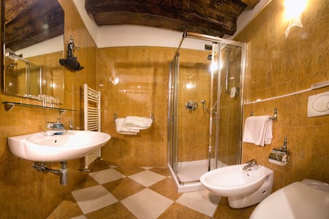 Superior Double Room | Bathroom | Shower, hair dryer, towels