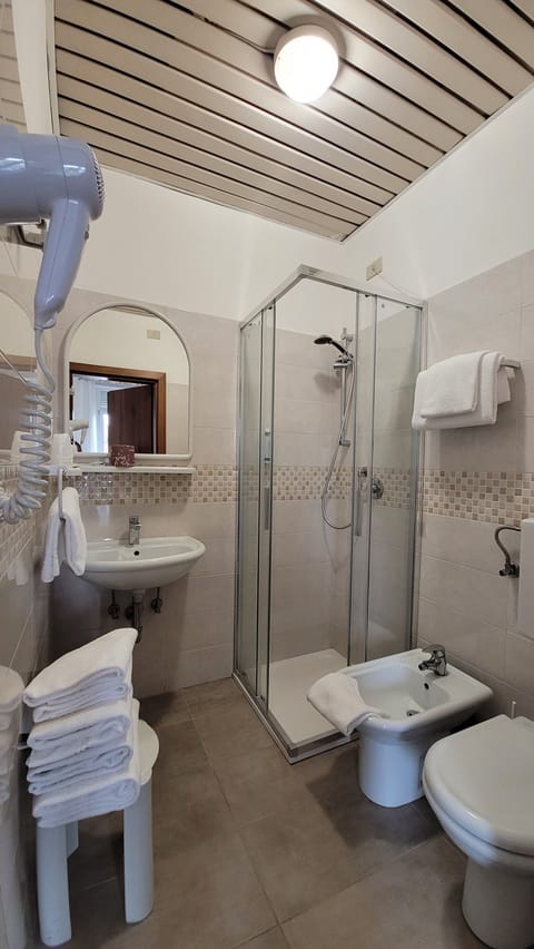 Economy Quadruple Room | Bathroom | Shower, free toiletries, hair dryer, bidet