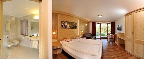 Comfort Room | Premium bedding, down comforters, in-room safe, individually decorated