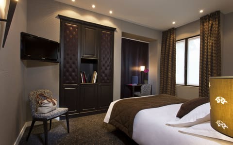 Club Double Room, Accessible, Ground Floor | Minibar, in-room safe, desk, iron/ironing board