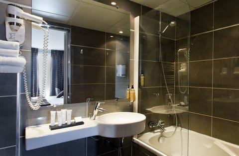 Deluxe Double Room | Bathroom | Free toiletries, hair dryer, towels, soap