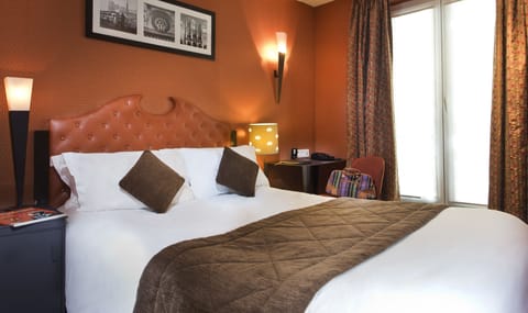 Superior Double Room, Terrace | Minibar, in-room safe, desk, iron/ironing board