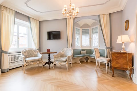 Junior Suite | Living area | Flat-screen TV