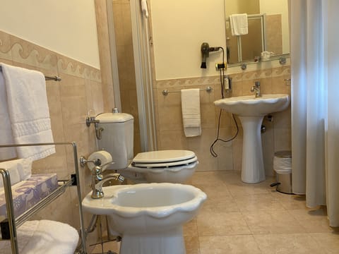 Single Room | Bathroom | Combined shower/tub, free toiletries, hair dryer, slippers