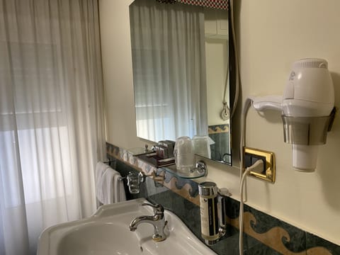 Executive Double Room, Lake View | Bathroom | Combined shower/tub, free toiletries, hair dryer, slippers