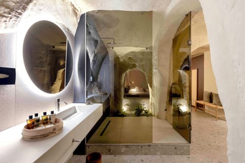 Grotta Patio | Bathroom | Hair dryer, bathrobes, slippers, bidet