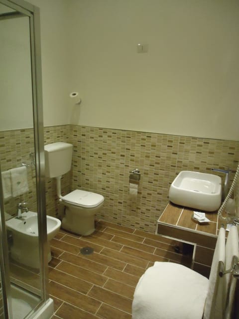 Quadruple Room, Garden View | Bathroom | Shower, rainfall showerhead, hair dryer, bidet