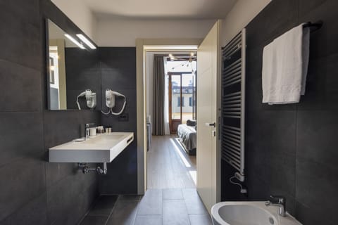 Suite, Terrace (Duomo View) | Bathroom | Shower, free toiletries, hair dryer, bidet