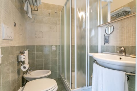 Standard Room | Bathroom | Shower, free toiletries, hair dryer, towels