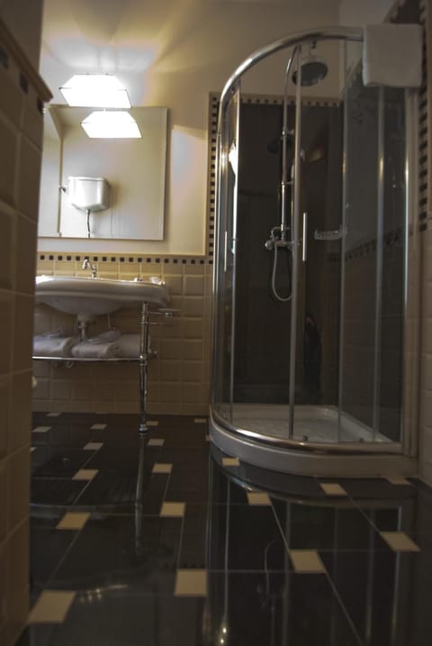 Combined shower/tub, deep soaking tub, rainfall showerhead