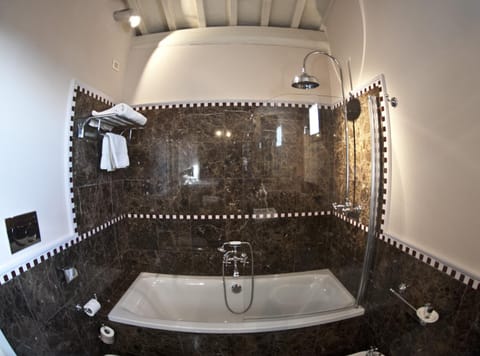 Combined shower/tub, deep soaking tub, rainfall showerhead