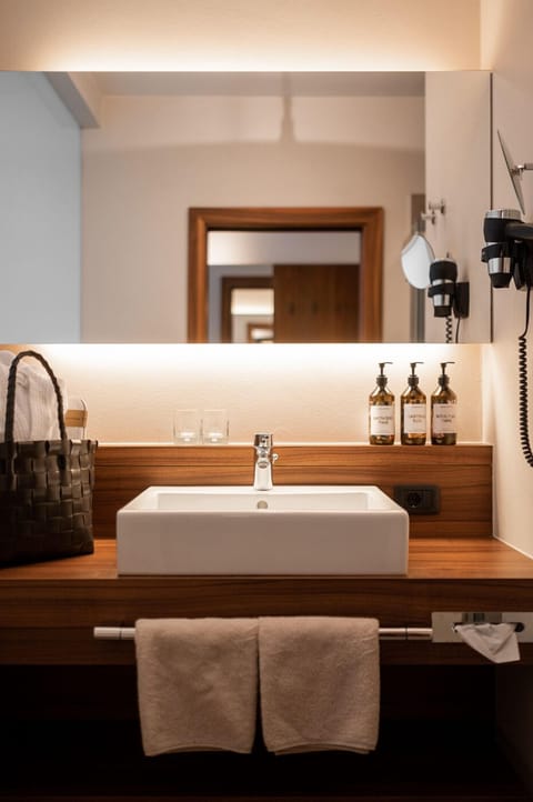 Double Room | Bathroom | Shower, free toiletries, hair dryer, bathrobes