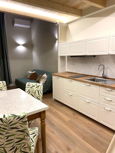 Suite | Private kitchen | Fridge, microwave, coffee/tea maker, electric kettle