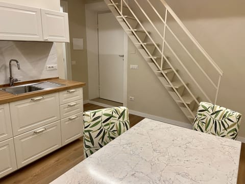 Suite | Private kitchen | Fridge, microwave, coffee/tea maker, electric kettle