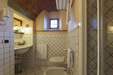 Junior Suite | Bathroom | Shower, free toiletries, hair dryer, bidet