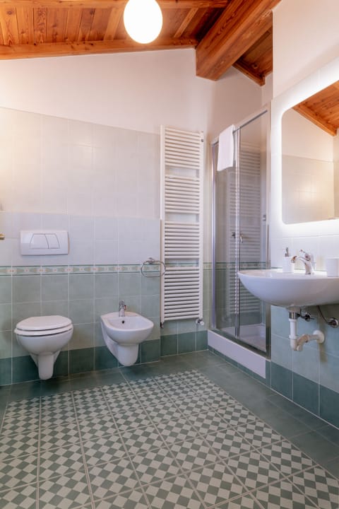 Junior Suite | Bathroom | Shower, designer toiletries, hair dryer, bidet