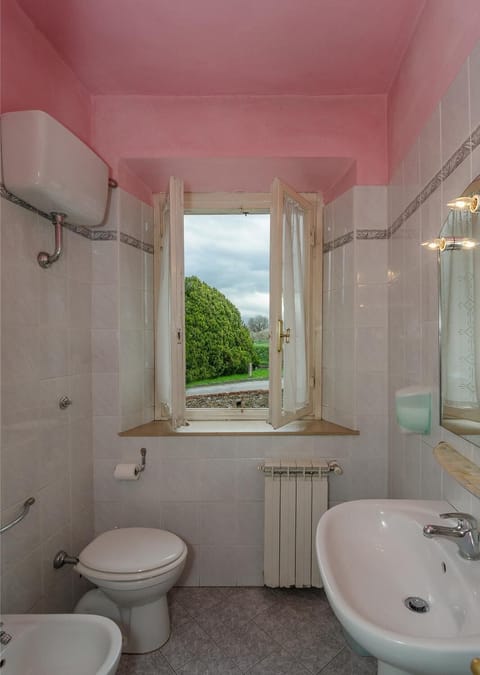 Single Room, Shared Bathroom | Bathroom | Combined shower/tub, hair dryer