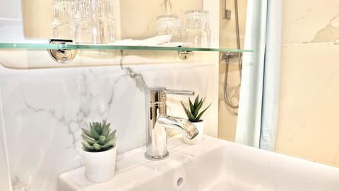 Triple Room | Bathroom sink