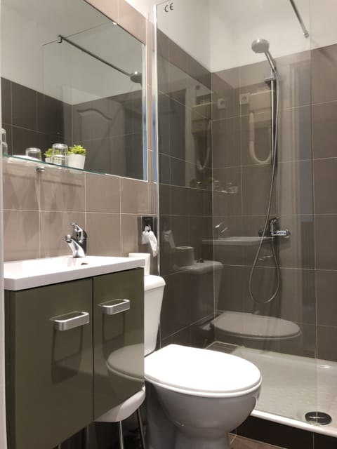 Double Room | Bathroom | Shower, free toiletries, hair dryer, towels